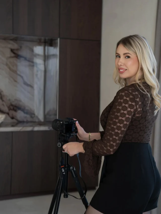 Hi There.... 👋🏻

Even voorstellen, 
Mijn naam is Rebecca Sorena, vastgoedfotograaf en het gezicht achter Capture Your Home.
Met oog voor detail, gevoel voor sfeer en oprechte aandacht leg ik woningen vast zoals ze bedoeld zijn om gezien te worden: warm, uitnodigend en vol karakter. 🤎✨️

In mijn werk staan aandacht, rust en gevoel centraal. Ik werk met een persoonlijke benadering en neem de tijd om een woning écht te begrijpen. Niet alleen wat er te zien is, maar vooral wat er te voelen is. Dat maakt het verschil tussen een mooie foto en een beeld dat uitnodigt 📸✨️

In 2024 ontdekte ik mijn passie voor fotografie. Na ervaring in verschillende vormen van fotografie werd al snel duidelijk waar mijn hart ligt: vastgoedfotografie. Het vastleggen van woningen, de sfeer, het spel van licht en ruimte en het gevoel van thuiskomen geven mij energie en voldoening. 🏠✨️

Ik kijk niet alleen door de lens, maar ook door de ogen van een potentiële koper of huurder. Wat voelt prettig? Wat nodigt uit? Wat maakt deze woning bijzonder? Met die blik zorg ik ervoor dat iedere woning op haar best wordt vastgelegd.

Interessant? Hou mijn pagina in de gaten want er komt meer leuks aan.. 🤎✨️