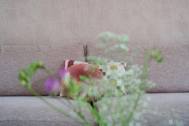 Spring het weekend in op deze sfeervolle bank ✨

Even landen, even ademhalen, en genieten van het comfort van een interieur dat rust én stijl uitstraalt

Vastgoedfotografie die niet alleen een ruimte laat zien, maar een gevoel vangt precies dat weekendgevoel waar je naar uitkijkt.

📸 Waar elke hoek klopt, en elke zitplek uitnodigt om even te blijven hangen.

#vastgoedfotografie #interieurfotografie #styling #woningfotografie  #woningpresentatie