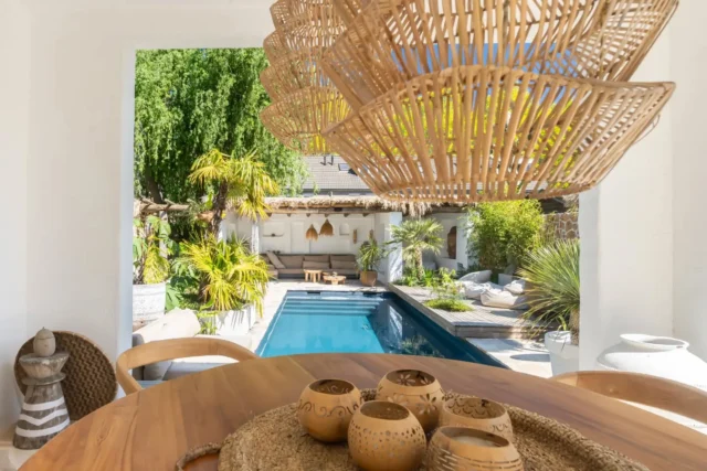 ☀️ Met dit zomerse weer wil je toch niets liever dan thuiskomen in deze tuin? Een verfrissende duik in het zwembad, een drankje in de loungehoek en elke dag dat ultieme vakantiegevoel. 🌴💦

#Vastgoedfotografie #Zwembad #VakantieVibes #Droomwoning #zomergevoel