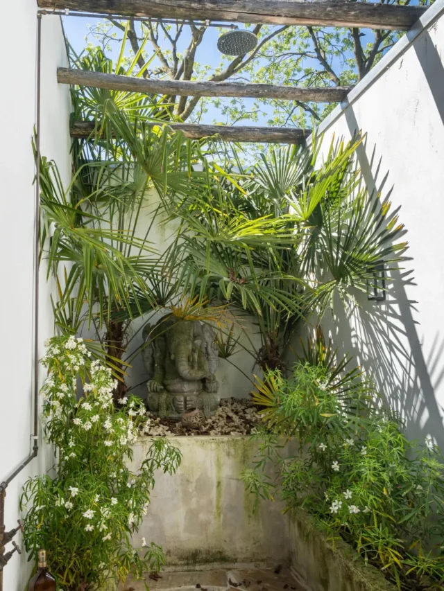 Je zal maar zo’n buitendouche hebben… 🌿🚿

Slaapkamerdeur open, de zon tegemoet en genieten van een frisse douche tussen het groen. Met deze temperaturen is dat toch puur genieten? ☀️💚 Het ultieme vakantiegevoel, gewoon thuis in je eigen tuin.

#buitendouche #buitenleven #zomergevoel #genieten #vastgoedfotograaf
