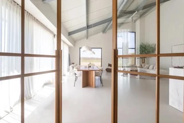 Niet alleen voor woningfotografie, maar ook voor jouw eigen professionele uitstraling ben je bij mij aan het juiste adres. 📸✨

Wist je dat je jouw vastgoedfoto's ook kunt combineren met een branding shoot? Ideaal voor je website, social media, brochures of andere marketing.

Deze foto's zijn gemaakt in de prachtige daglichtstudio van Studio SPOT. Een lichte, rustige locatie die perfect is voor een professionele uitstraling.

Ben jij makelaar of ondernemer en toe aan frisse, professionele beelden die écht bij jou en jouw bedrijf passen? Stuur me gerust een bericht, dan kijken we samen naar de mogelijkheden. 📸🤍

#brandingfotografie #makelaar #vastgoed #captureyourhome #personalbranding